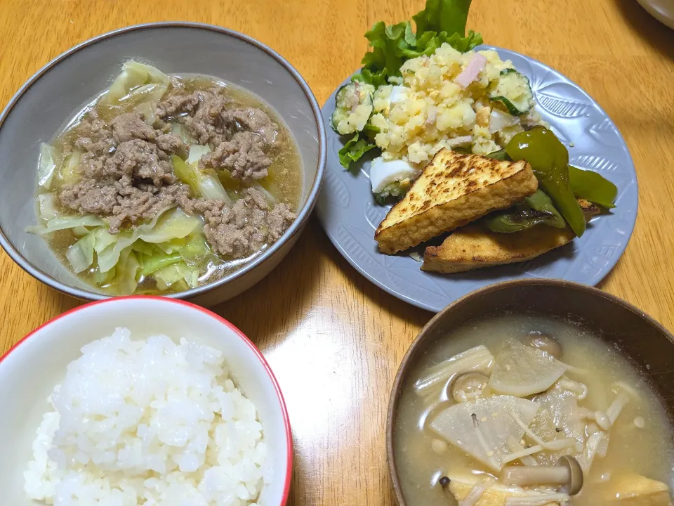 キャベツのそぼろ餡、ポテトサラダ、厚揚げピーマン、具沢山みそ汁|きなこもちさん