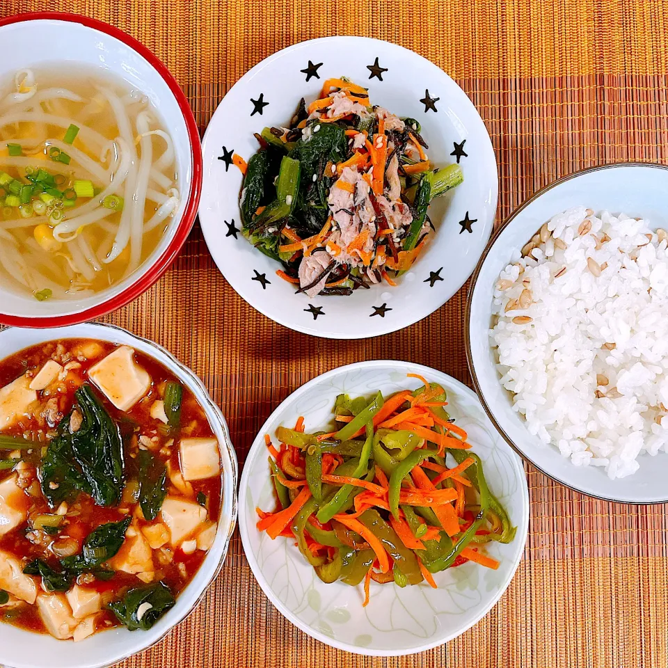 ほうれん草入り麻婆豆腐♡もやしとコーンの中華スープ♡ひじきと小松菜のツナあえ♡にんじんとピーマンのバター醤油炒め♡|まゆかさん