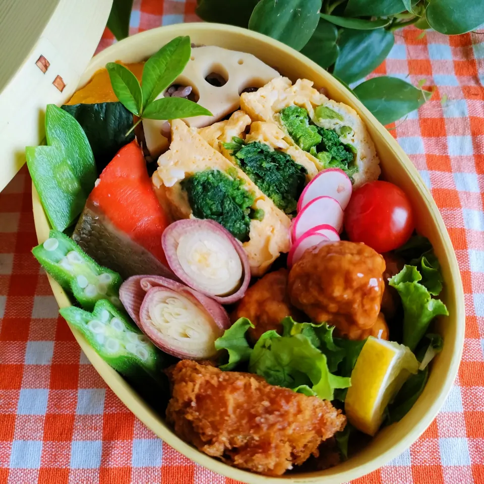 今日のわっぱご飯

ほうれん草の卵焼き弁当
　鮭の塩焼き
　ミートボール
　コロッケ
　夏野菜

美味しくできました✨|ふかふかごはんさん