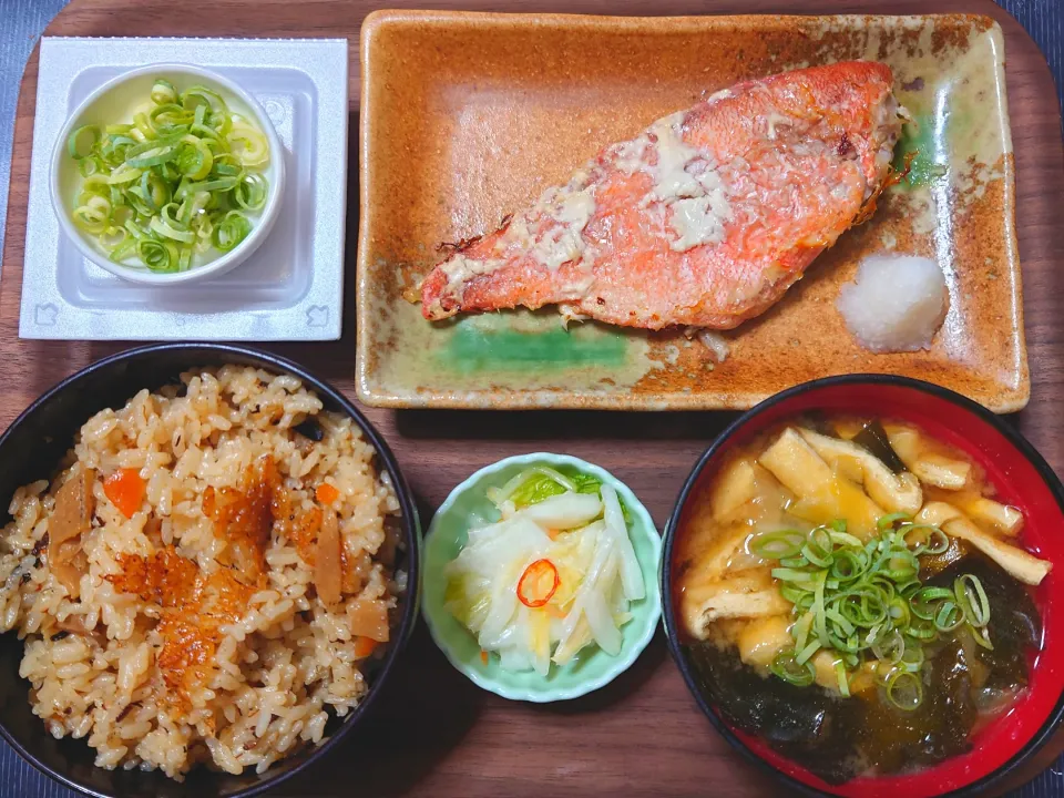 今日の朝ごはん（ジューシー（沖縄風炊き込みご飯）、赤魚の粕漬、納豆、キャベツと油揚げのみそ汁、白菜漬）|Mars＠釜飯作り研究中さん