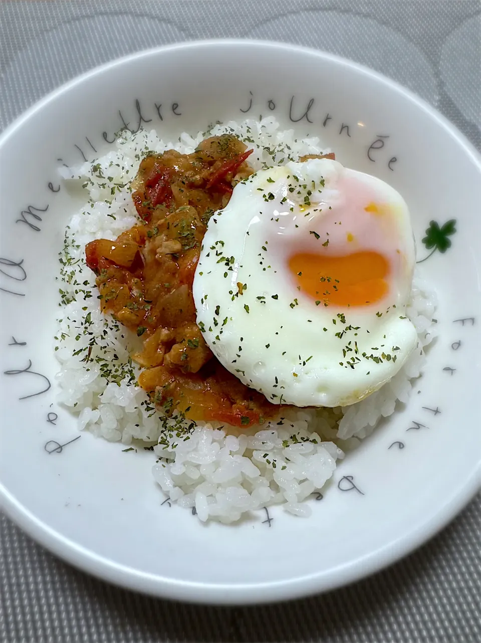 トマト肉味噌×レンチン温玉ごはん|morimi32さん