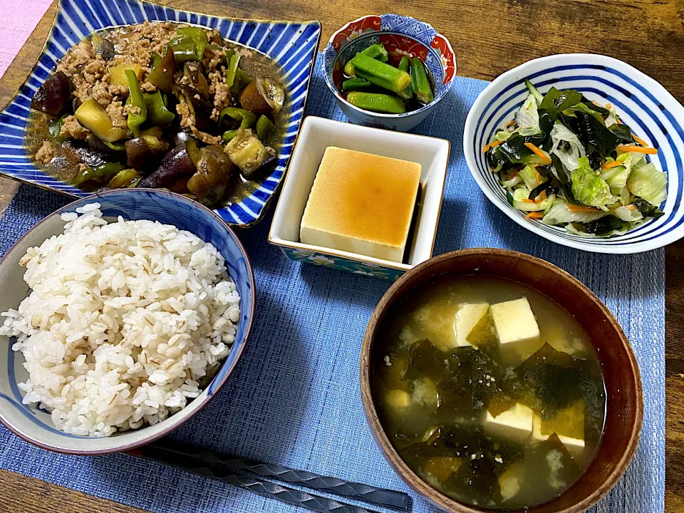 ナスとピーマン炒め物　チョレギサラダ　オクラ煮浸し　冷奴　麦ご飯　味噌汁|♡misaki♡さん