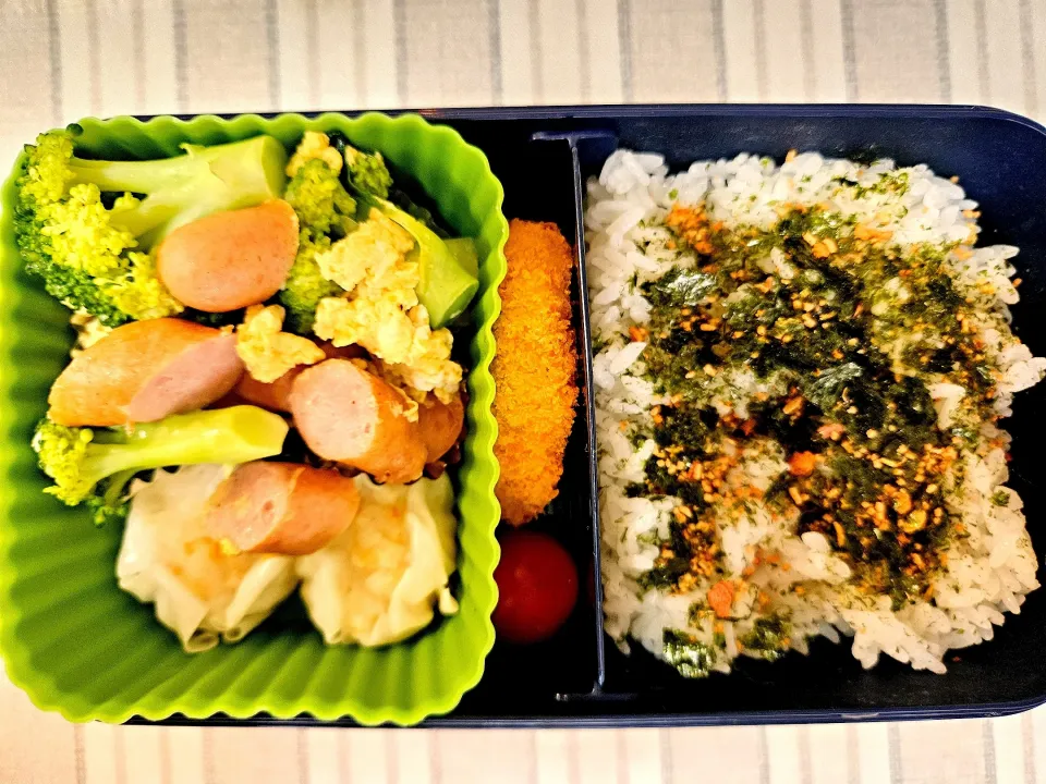 Snapdishの料理写真:ブロッコリーとウインナーの卵炒め❤️旦那さんお弁当❤️|かおるcitronさん