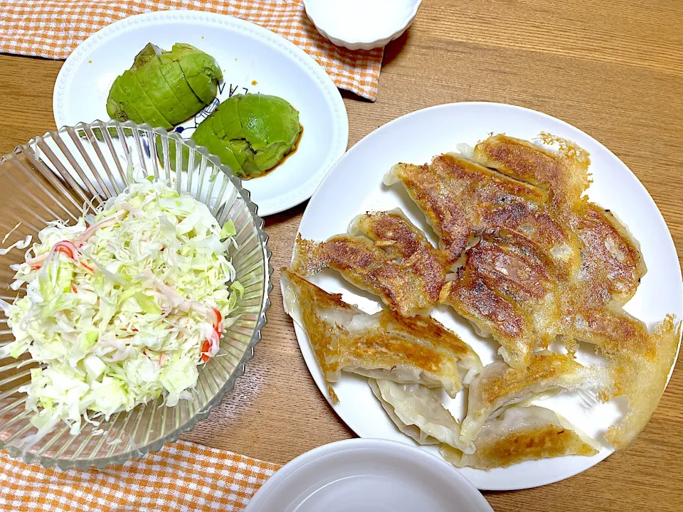 Snapdishの料理写真:大阪王将ぎょうざ🥟、カニカマとキャベツのコールスロー、アボカド🥑|1614さん