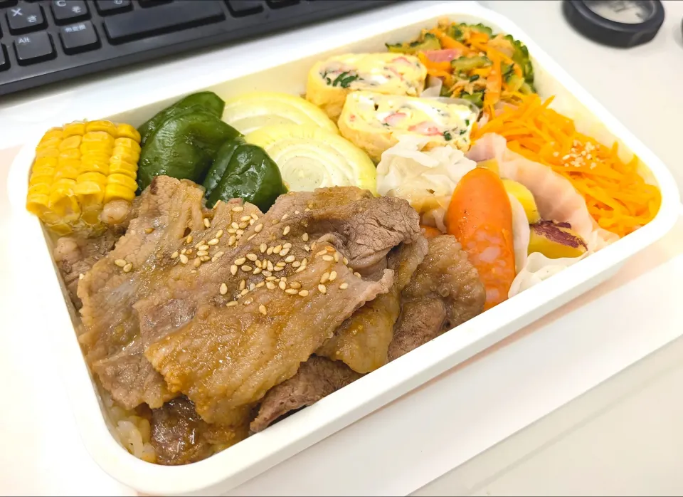 本日の日替わり弁当

①牛カルビ 焼き肉
② 〃 付け合せ（コーン・ピーマン・玉ねぎ）
③厚焼きたまご（かにかま＆大葉）
④海老焼売
⑤ポチギ
⑥さつまいもレモン煮（TOPVALU惣菜）
⑦キャロットラペ
⑧たまごでとじないゴーヤー炒め|TakeBooさん