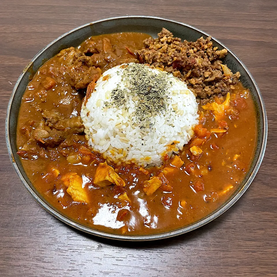 Snapdishの料理写真:バターチキン、キーマ、牛すじあいがけスパイスカレー|dashi menjiroさん