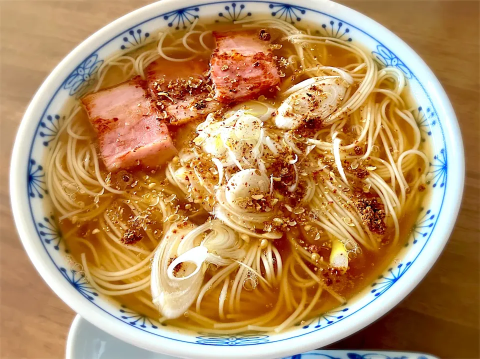 麺線(想像版) : あり物材料使ってとろみを付けて素麺を麺線ぽくしてみた。オイスターソースと五香粉入れて、花椒を擦って振りかけたので台湾ぽくなった…と思います。今年中に台湾行きたい！青春18×2|リフルシャッフルさん