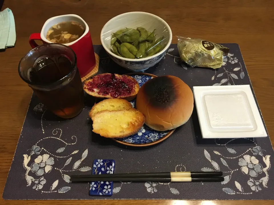 Snapdishの料理写真:焼きあんぱん、石窯パリジャンのカシスジャムトースト＆トースト、蒸しパン、塩茹で枝豆、納豆、カットワカメ＆フライドガーリック＆フライドレッドオニオン入りタマネギスープ、麦茶(朝ご飯)|enarinさん