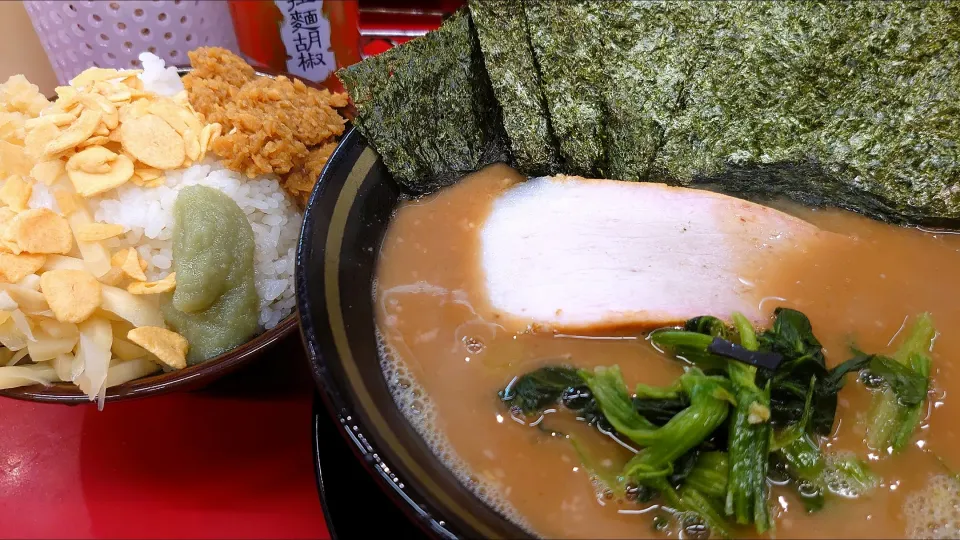 【食べログ TOP 5000】
IEKEI _ TOKYO 王道家直系
ラーメン (900円、麺柔らかめ/
味薄め/油少なめ)
－麺少なめ
＋海苔 (5枚、麺少なめサービス)
＋ライス大盛 (大盛まで150円)
@末広町2分
(JR御徒町駅から徒歩4分)
24211 (227,997)|大脇さん