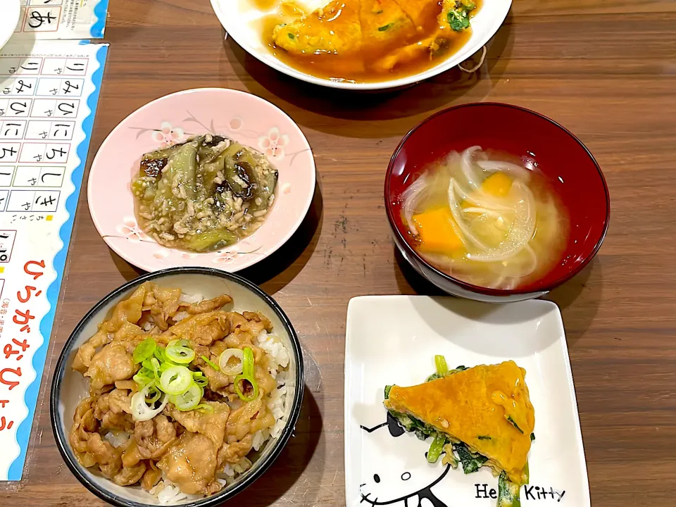 豚丼　ニラとカニかまのかに玉　かぼちゃと玉ねぎの味噌汁　なすとひき肉のあんかけ|おさむん17さん