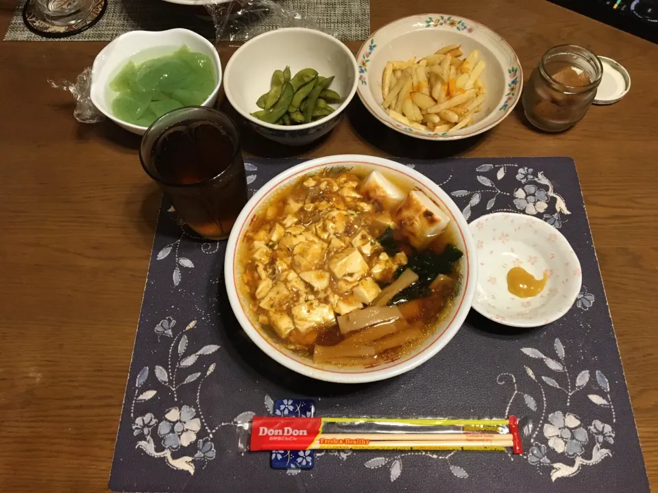 麻婆豆腐ラーメン、フライドポテト、刺身こんにゃく、塩茹で枝豆、沢庵、麦茶(夕飯)|enarinさん