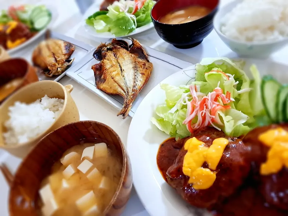 夕食(*ˊ˘ˋ*)
ハンバーグ&サラダ🥗
焼魚(アジ)
おみそ汁(大根、豆腐)|プリン☆さん