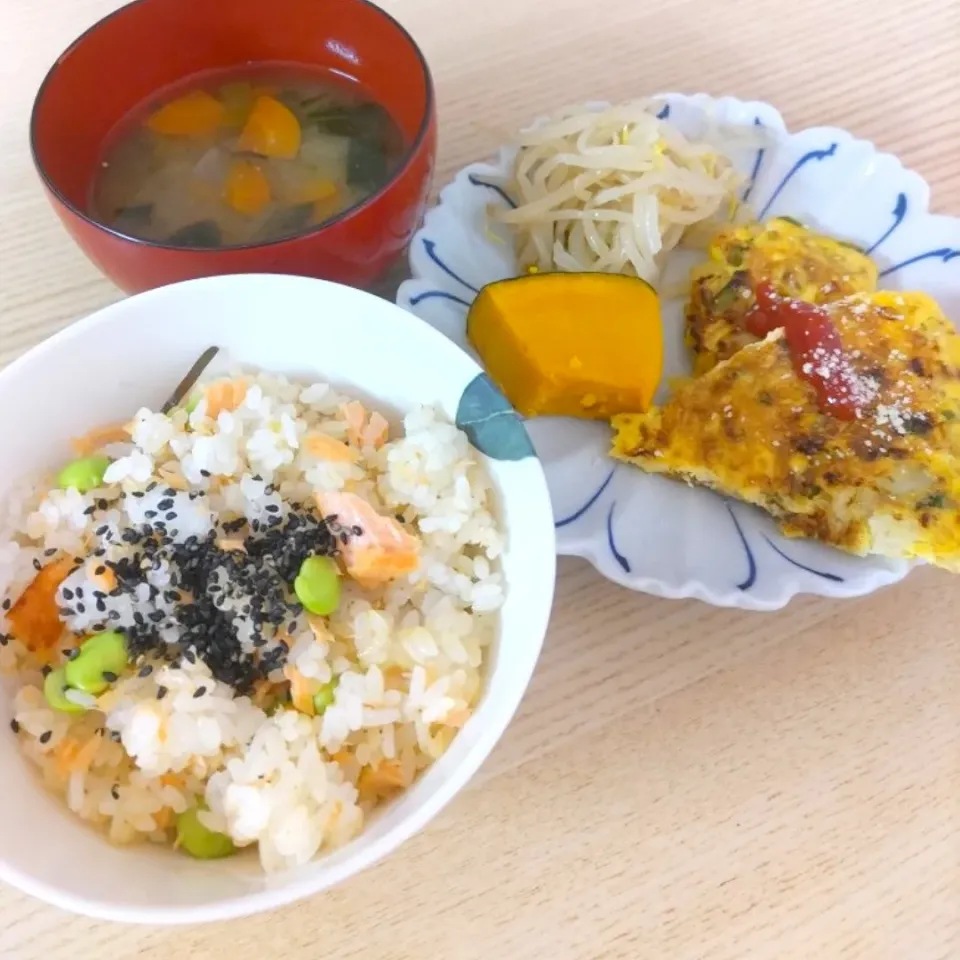 Snapdishの料理写真:鮭と枝豆と塩昆布のまぜごはん
スパニッシュオムレツ|ちゃいさん