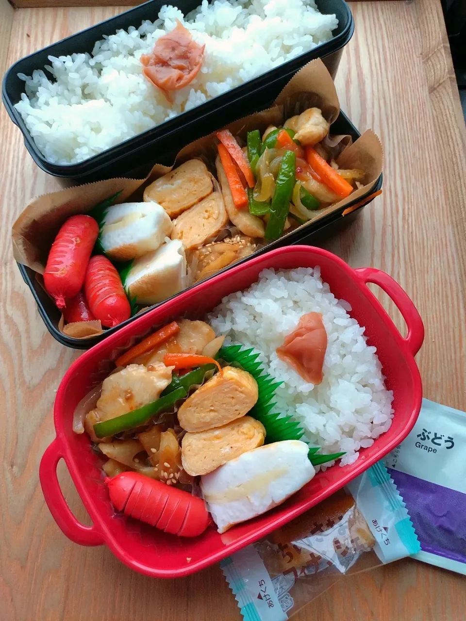 夫と娘のお弁当

むね肉と野菜の焼肉のタレ炒め
はんぺんチーズのバター焼き
れんこんのきんぴら
卵焼き
赤ウインナー|みわさん