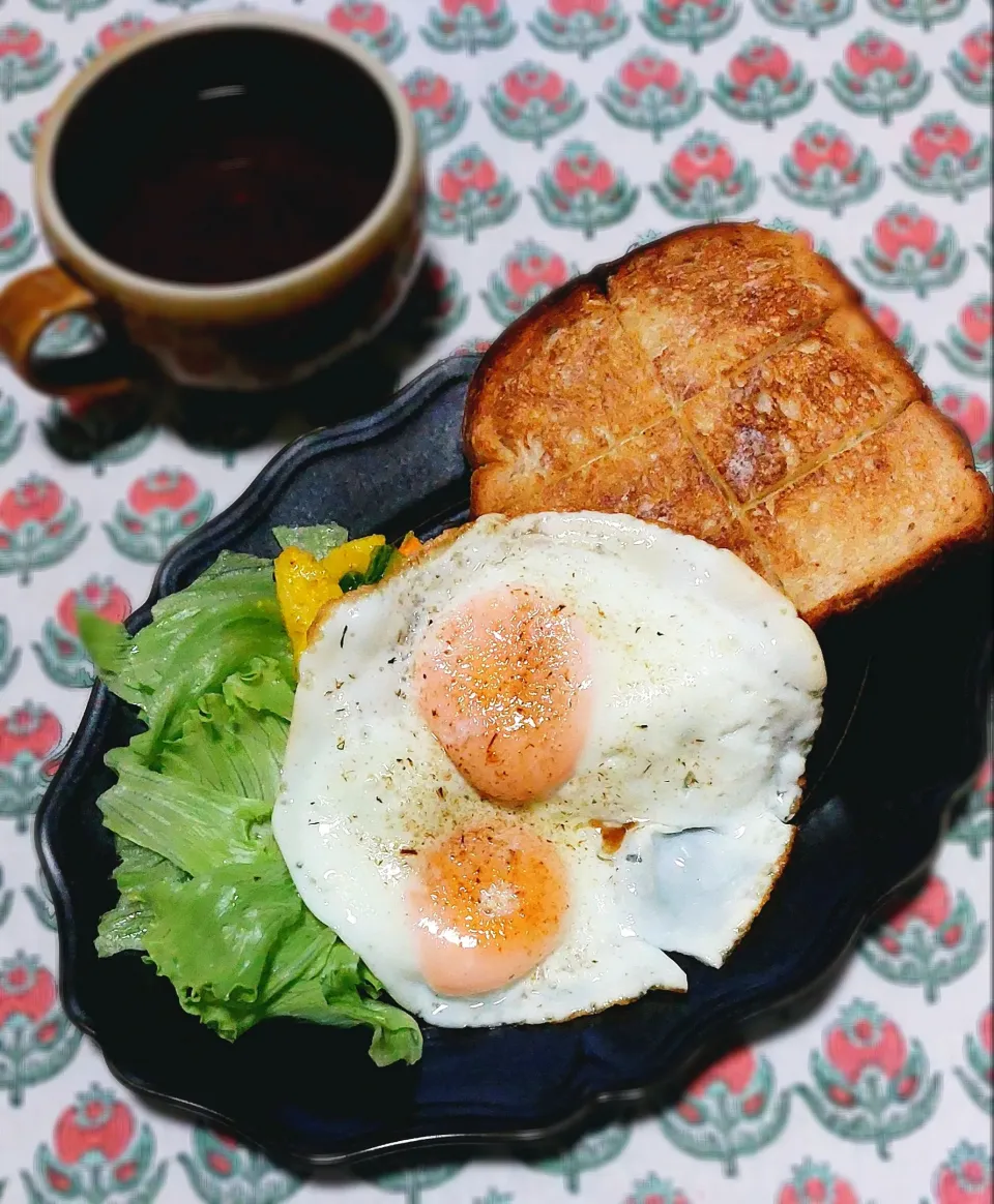 Snapdishの料理写真:目玉焼きにサマルダラ|きつねさん