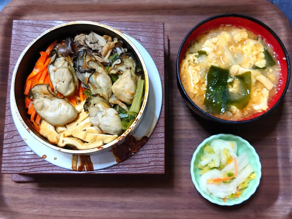 Snapdishの料理写真:今日の朝ごはん（牡蠣五目釜飯にキャベツと卵のみそ汁、白菜漬）|Mars＠釜飯作り研究中さん