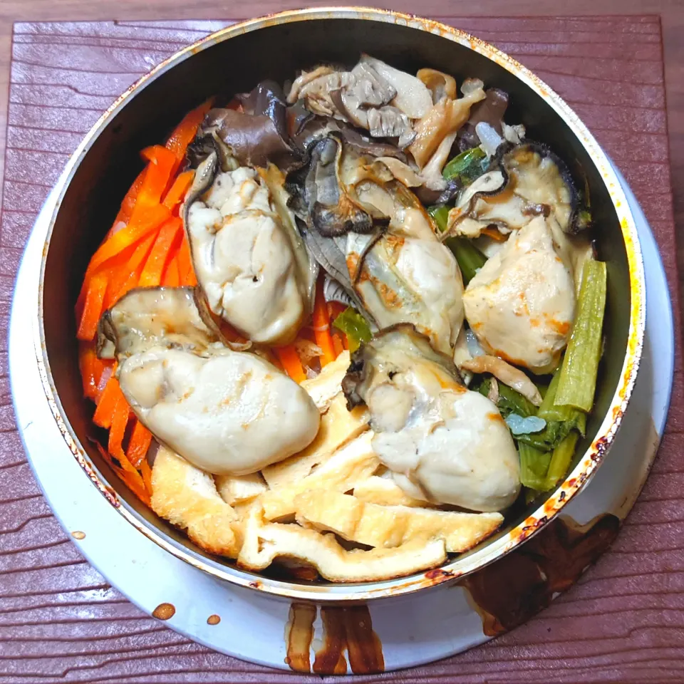 今日の牡蠣五目釜飯の具材は、①蒸し牡蠣、②人参、③平茸、④小松菜、⑤油揚げの五目。|Mars＠釜飯作り研究中さん
