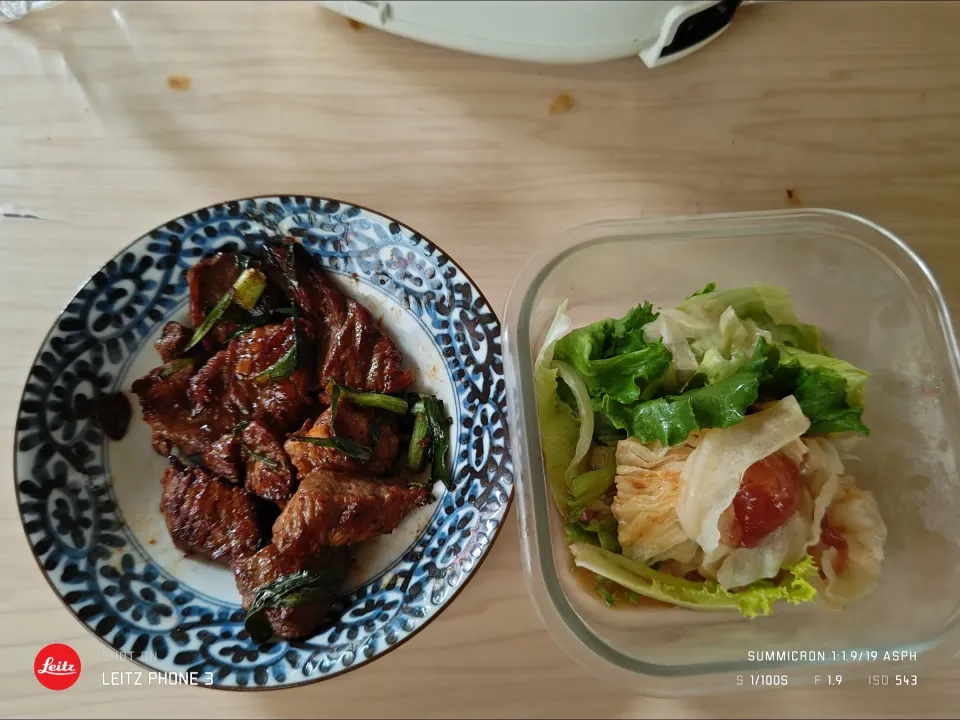 2024/08/29は年1回の焼き肉の日(ゴロ合せ)の食事メニュー、
・牛ステーキのガーリック着け「市販」矢&韮焼き
・サラダ(キャベツ＋レタス＋米酢＋いちごジャム＋サラサラキャノラー油タ米酢)|Tarou  Masayukiさん