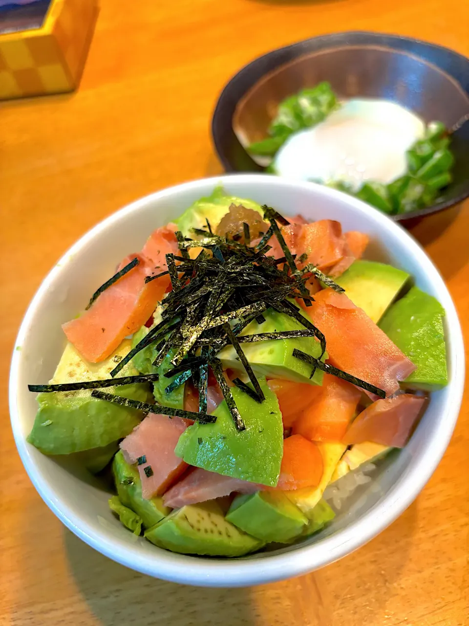 アボカドとスモークサーモン丼|めぐみさん