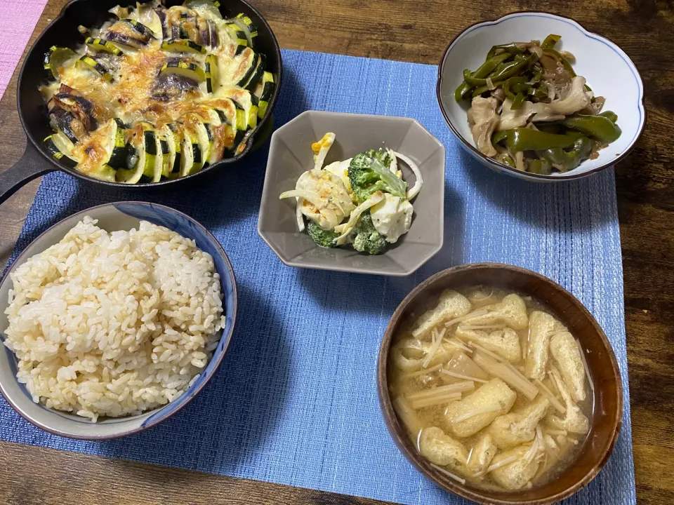 ナスとズッキーニ焼き　ピーマンと舞茸炒め物　ブロッコリーとゆで卵のサラダ　発芽玄米ご飯　味噌汁|♡misaki♡さん