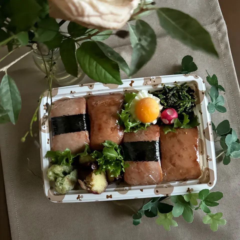 8/30❤︎主人のスパムおにぎり弁当🌱
（プレーン、焼肉タレ）

＊ お昼ごはん
＊ 主人弁当
＊ スパム
＊ 半熟たまご
＊ スパムおにぎり 
＊ ちくわの磯辺揚げ
＊ さつまいも
＊ ほうれん草胡麻和え|Makinsさん