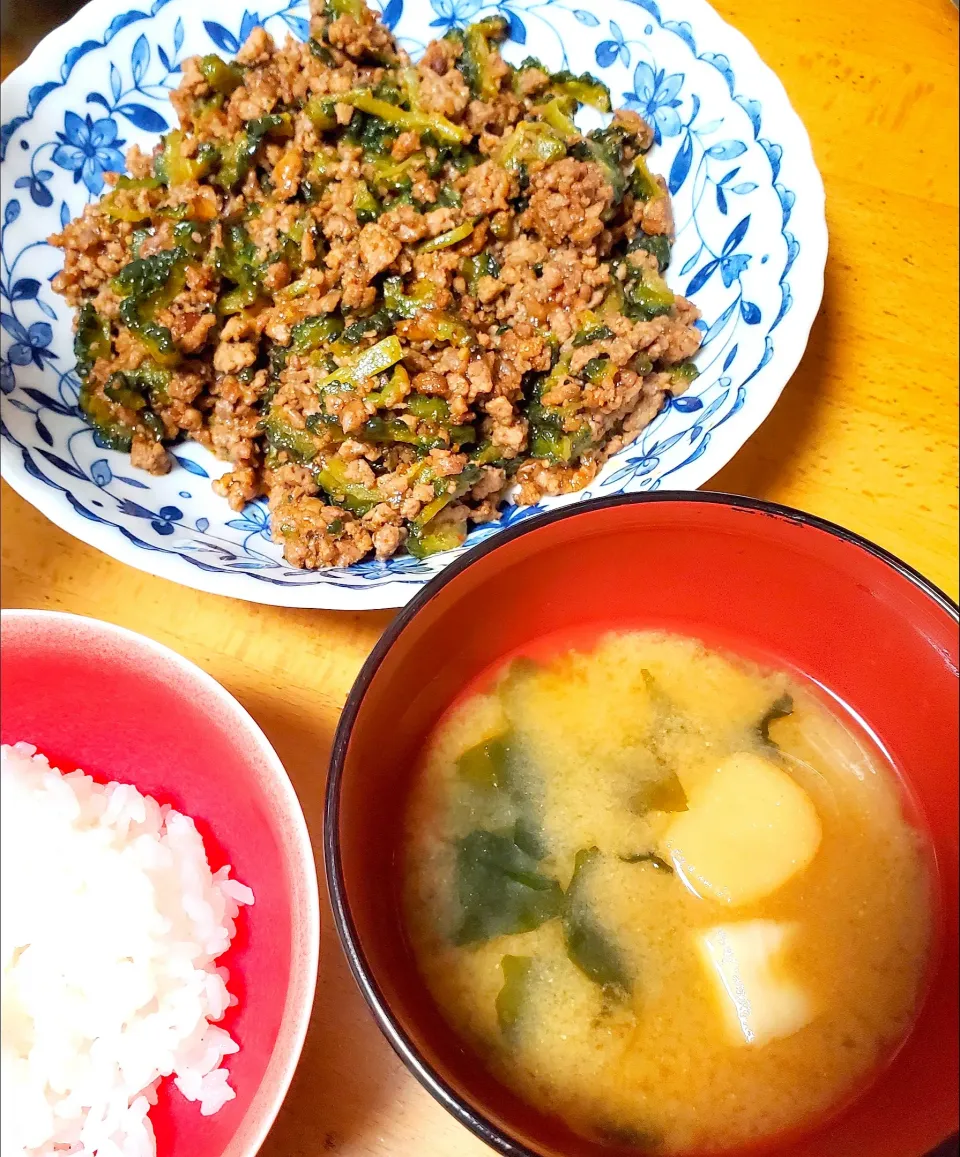 Snapdishの料理写真:ひき肉ゴーヤ炒め、お麩とわかめの味噌汁|さきさん