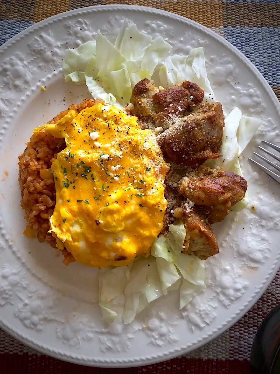 玉ねぎだけのオムライス                  カレー味の鶏もも肉を添えて|Tina Tomoko😋さん