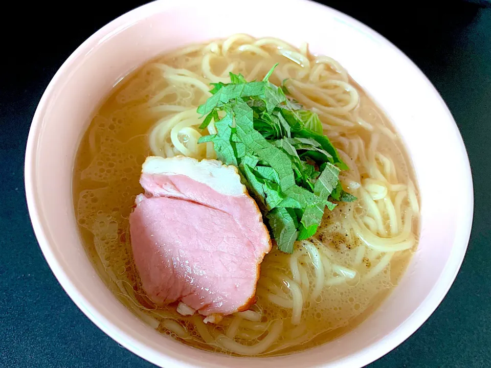 モモハムと大葉のとんこつ魚介ラーメン|そらまめさん