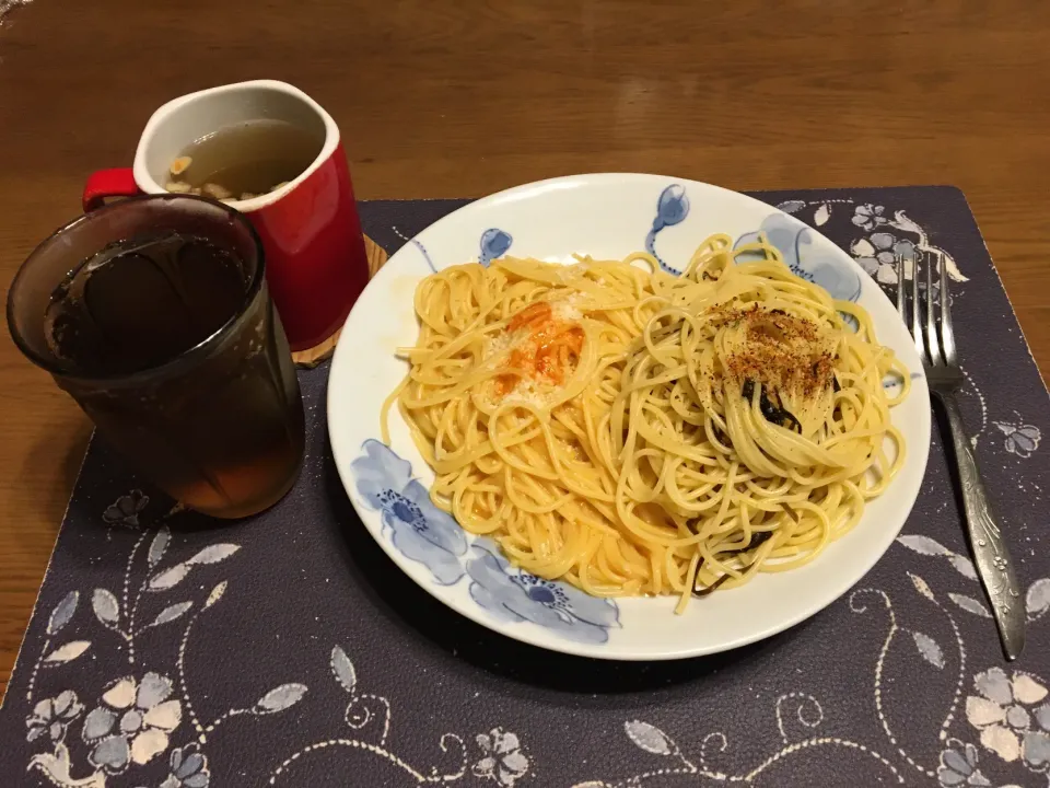 明太子クリームパスタ、松茸の味お吸い物パスタ、ワカメ＆揚げニンニク＆揚げ玉ねぎ入りタマネギスープ、麦茶(昼飯)|enarinさん