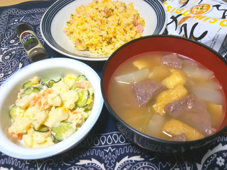 夕食。
牛すじの煮込み。ポテサラ。
チャーハン。|りささん