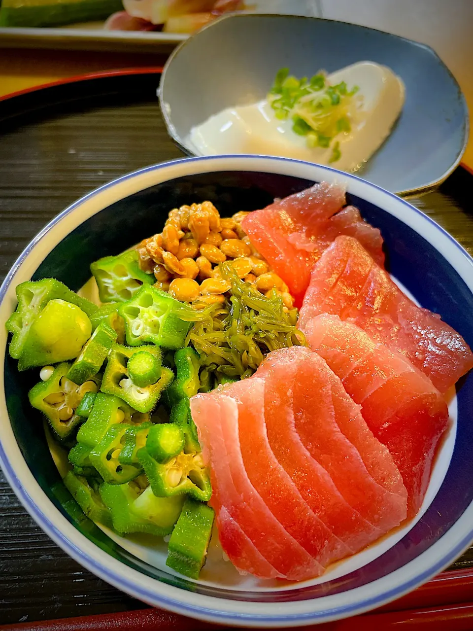 マグロ切り落としとめかぶオクラ納豆丼|Mikaさん