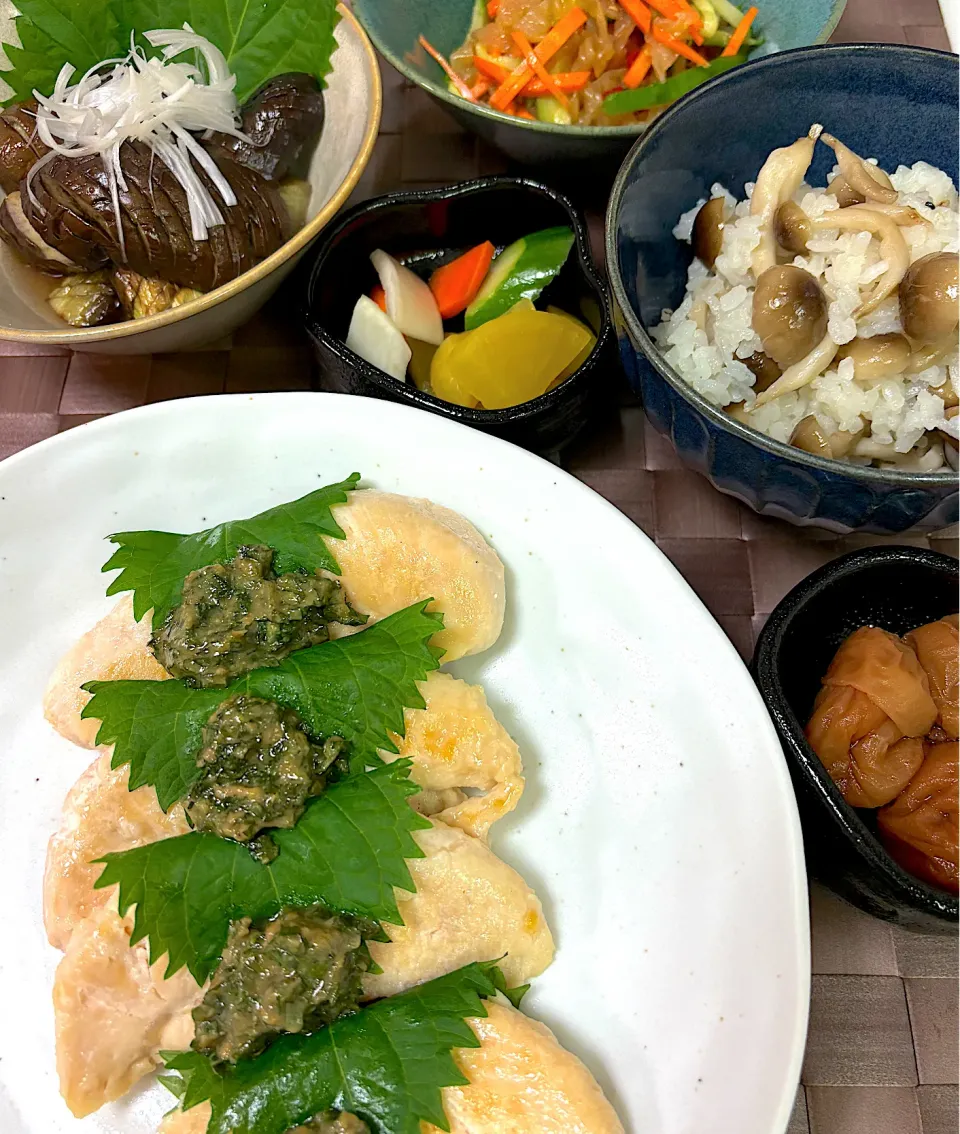 もうすぐ秋🍂かなぁ､鶏ささみ焼き､しめじ炊き込みごはん､茄子煮浸し､中華クラゲの和え物､自家製漬け物|にゃっきさん