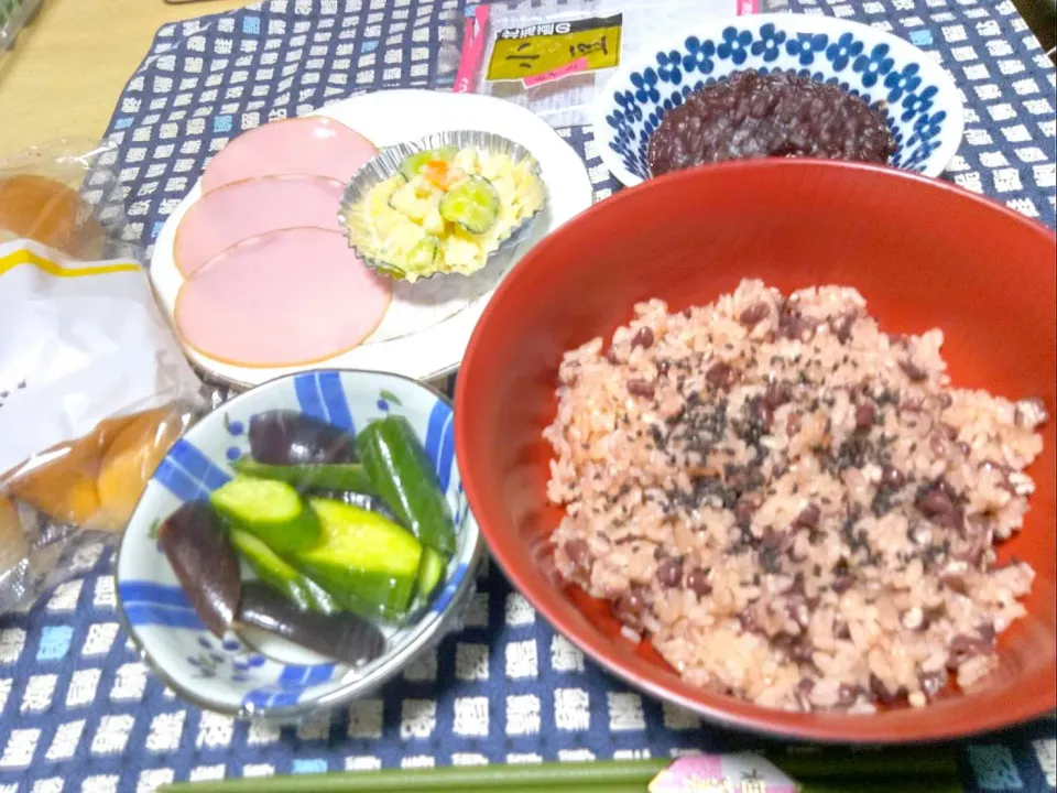 お早うございます。朝🌄ご飯　。
お赤飯。茄子ときゅうりの浅漬け。
パンとポテサラ、ハム、炊いた小豆。
朝食の一部。|りささん