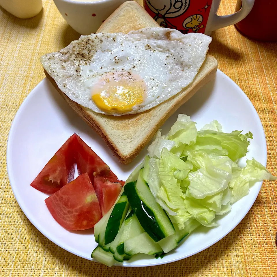 目玉焼きトースト🍳|akkoさん