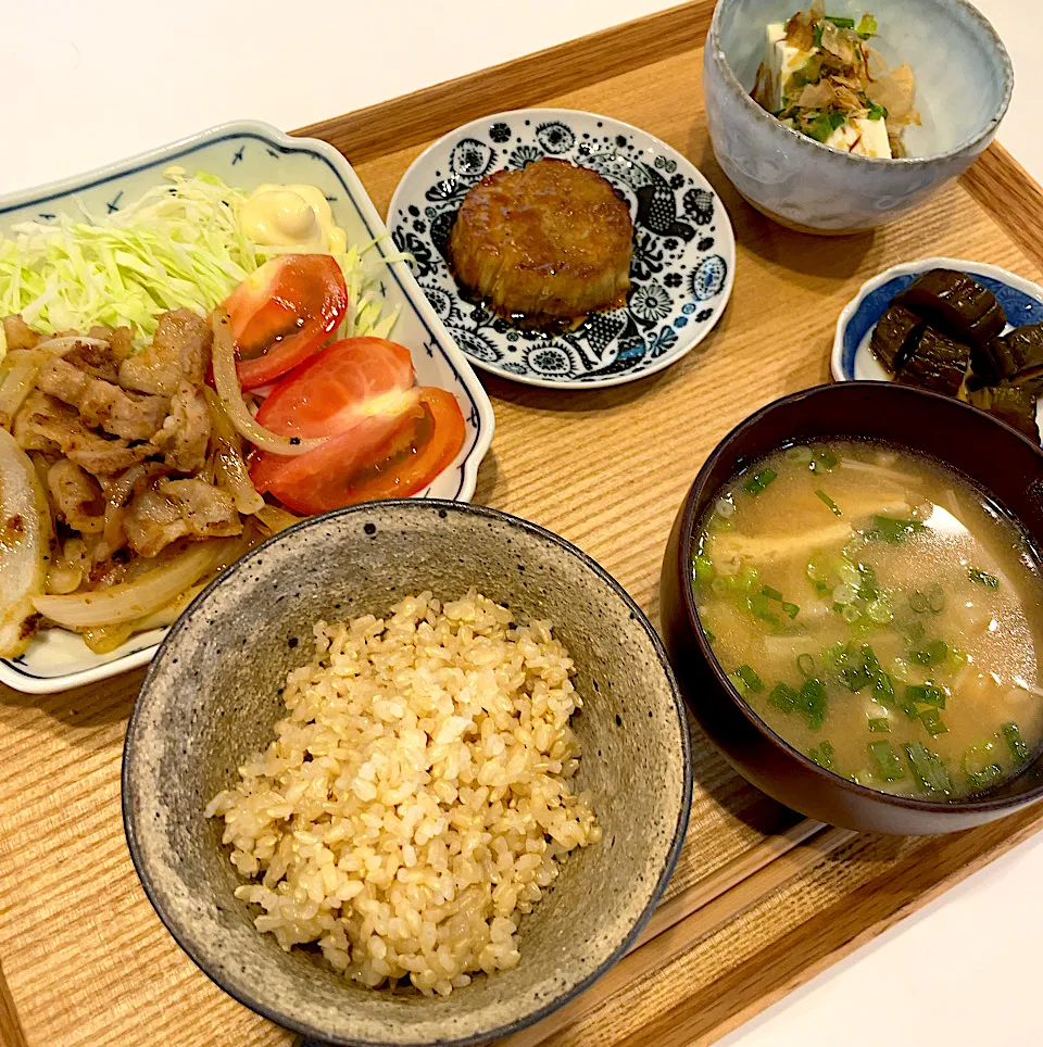 Snapdishの料理写真:豚肉の生姜焼き定食|pontalさん