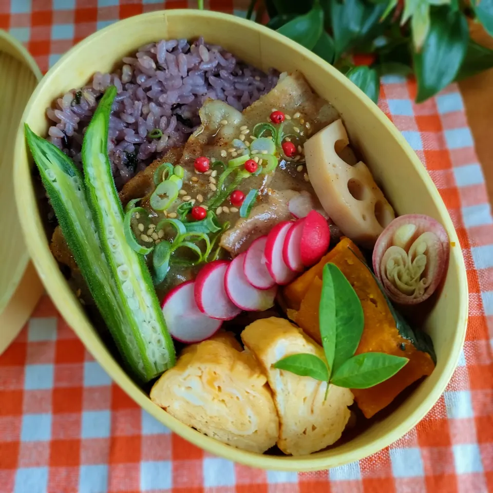 Snapdishの料理写真:今日のわっぱご飯

豚肉のレモンソース弁当
　豚肉レモンソースがけ
　だし巻き玉子
　夏野菜

美味しくできました✨|ふかふかごはんさん