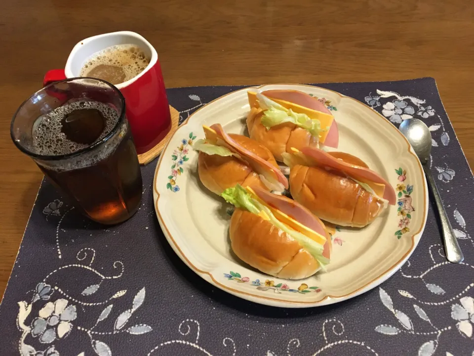 Snapdishの料理写真:ロールパンサンドイッチ、ホットコーヒー、烏龍茶(朝ご飯)|enarinさん