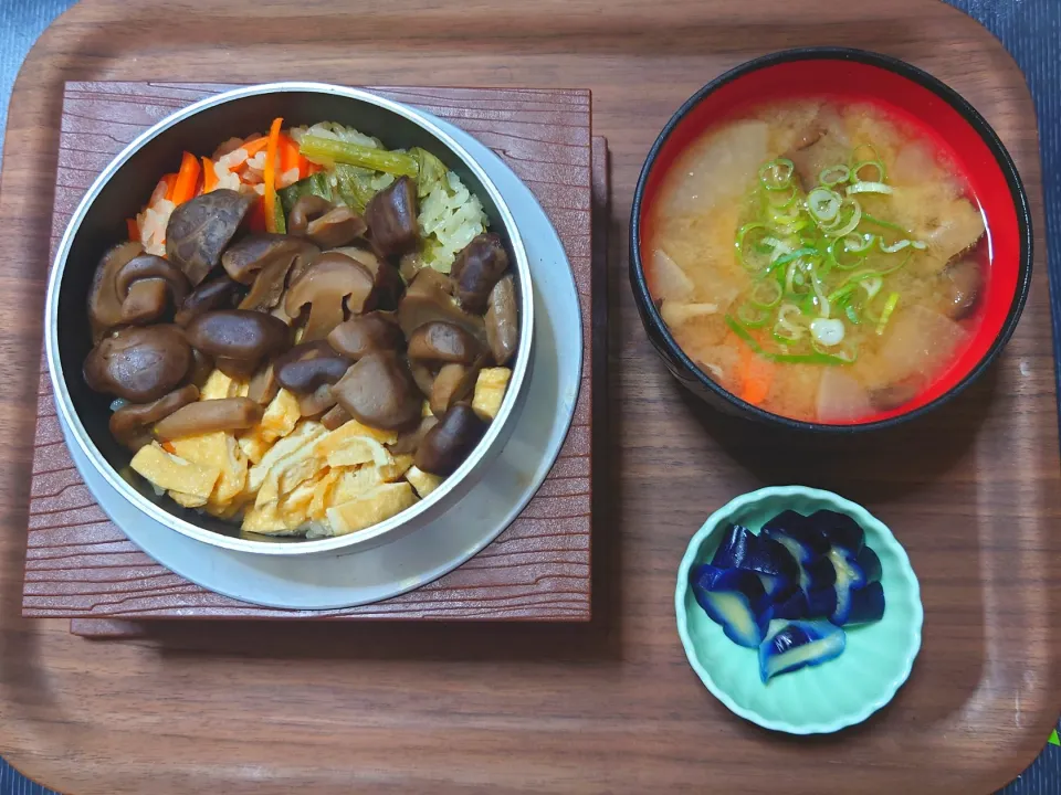 今日の昼ごはん（椎茸釜飯に平茸と根野菜のみそ汁、なす漬）|Mars＠釜飯作り研究中さん