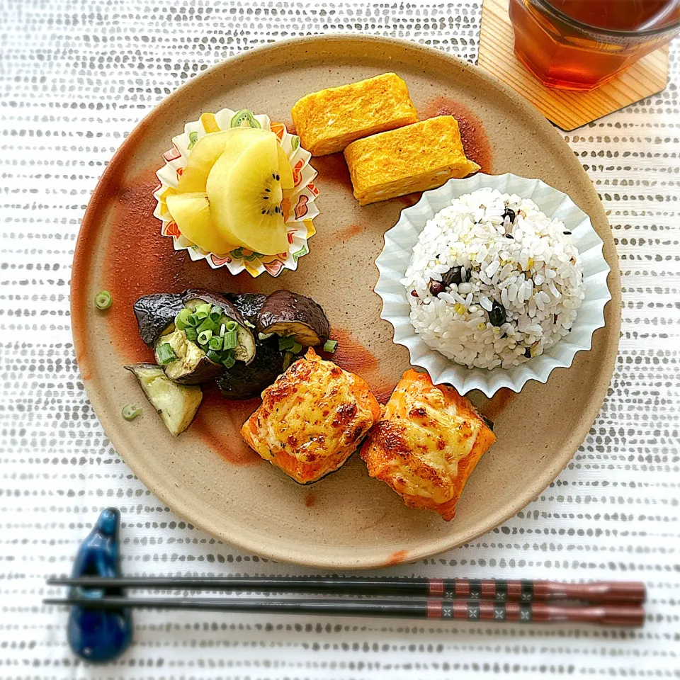 ワンプレ【銀鮭のだしマヨ焼き】【レンチンだしナス】【だし巻き玉子】|アスママさん