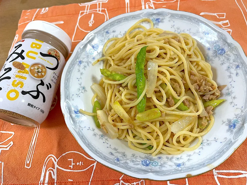 ツナとアスパラのパスタ🍝つぶみそかけ|えいぽんさん