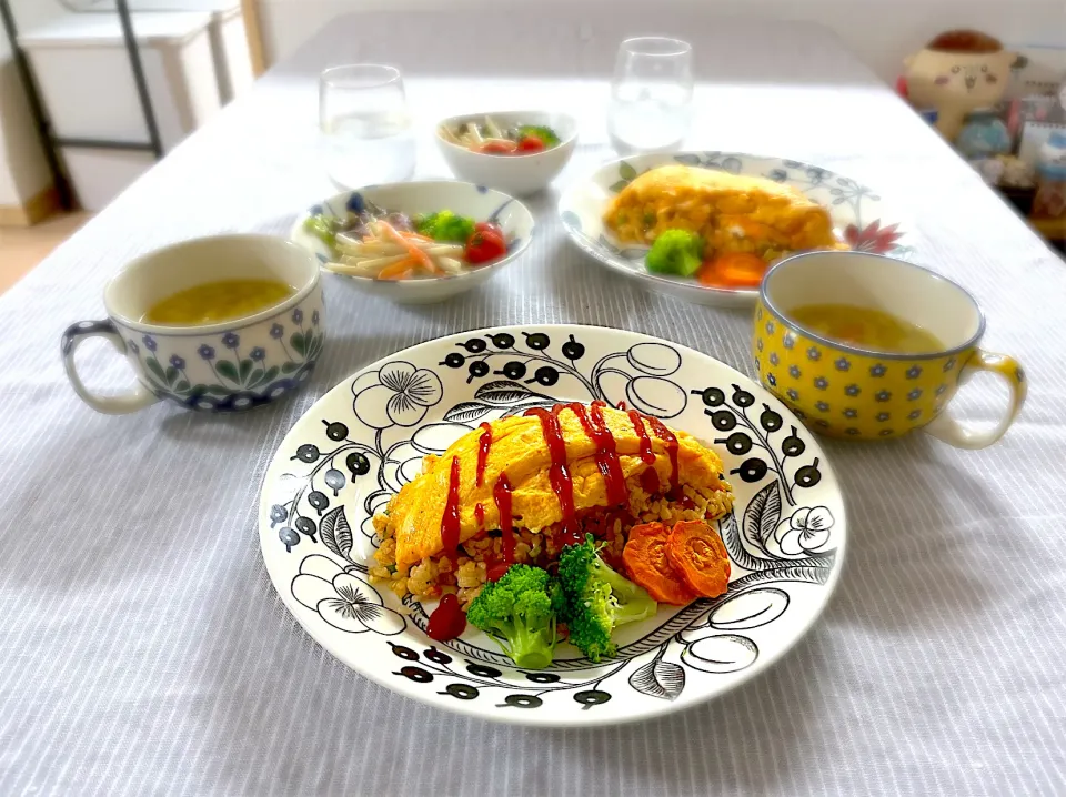 野菜たっぷりオムライスとスープとサラダのランチ🍴|ゆかりさん