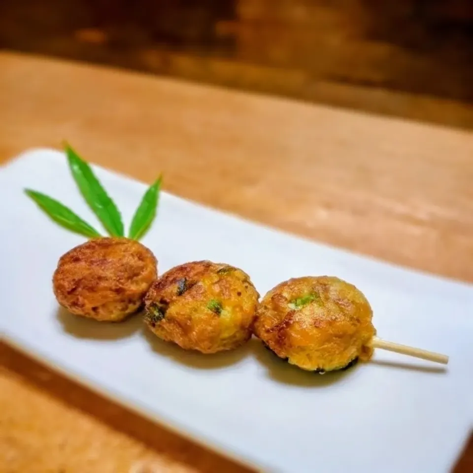 豆腐のねぎ味噌󠄀だんご

香ばしいねぎ味噌󠄀を混ぜ込んたお豆腐のだんご☺

ふわっと軽い食感で、どこか懐かしさを感じる味🎶

柚子やかぼすなど柑橘類をしぼって、爽やかさをプラスして☺|森のごはん屋さんさん