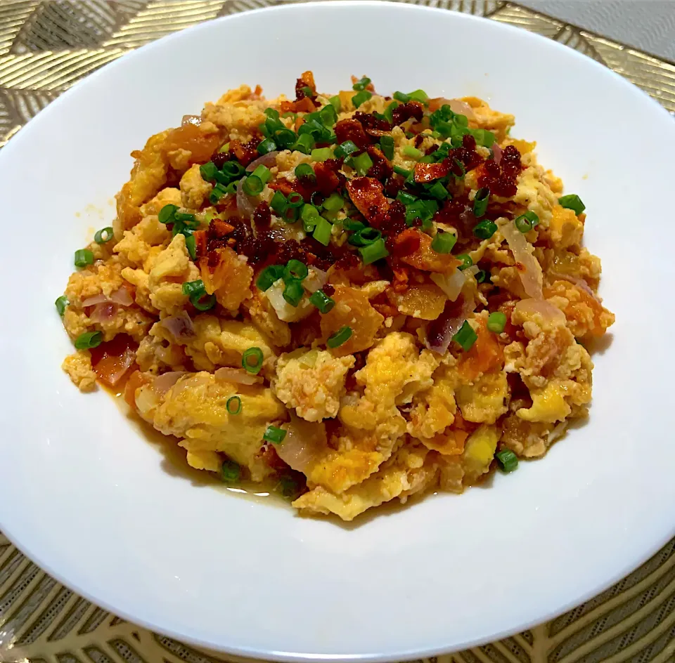 Simple dish scrambled eggs 😅 with chilli garlic|Ahnneさん