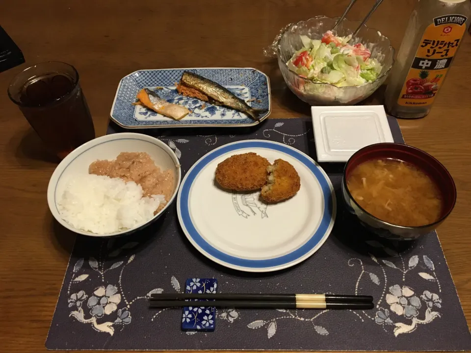 ご飯、お赤飯、真いわしの明太子焼き、銀鮭塩焼、コブサラダ、コロッケ、納豆汁、麦茶(夕飯)|enarinさん