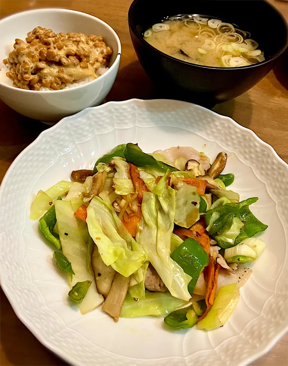 肉野菜炒め、納豆ご飯、シジミの味噌汁|リフルシャッフルさん