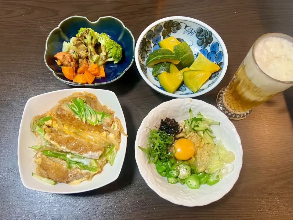 Snapdishの料理写真:⚫︎ミニカツ丼
⚫︎納豆オクラ卵
⚫︎蒸しかぼちゃ、蒸しにんじん、蒸しブロッコリー
⚫︎ビール|tatsuponさん