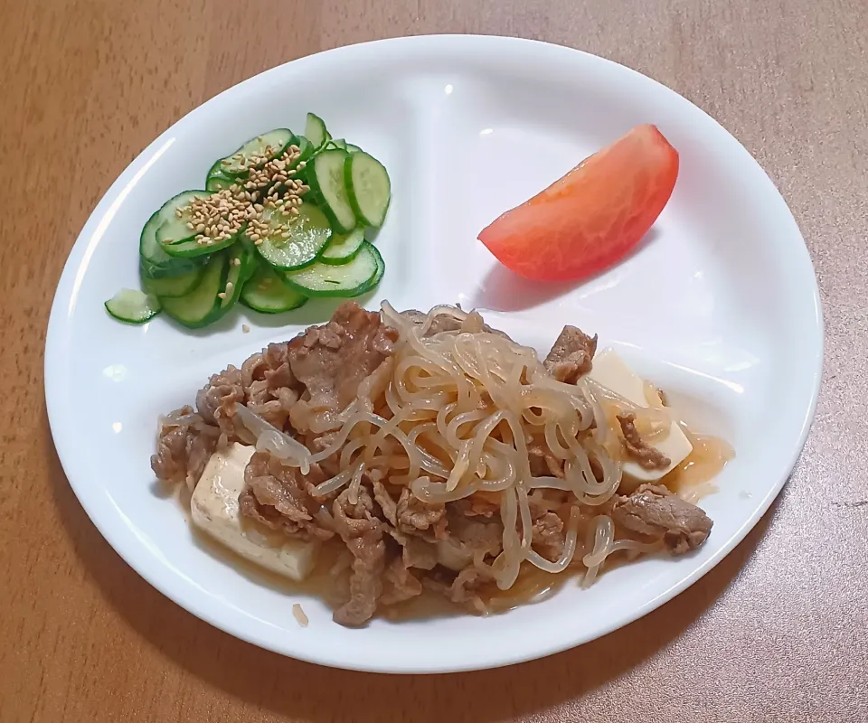 きゅうりの酢の物
トマト
肉豆腐
ご飯🍚|ナナさん