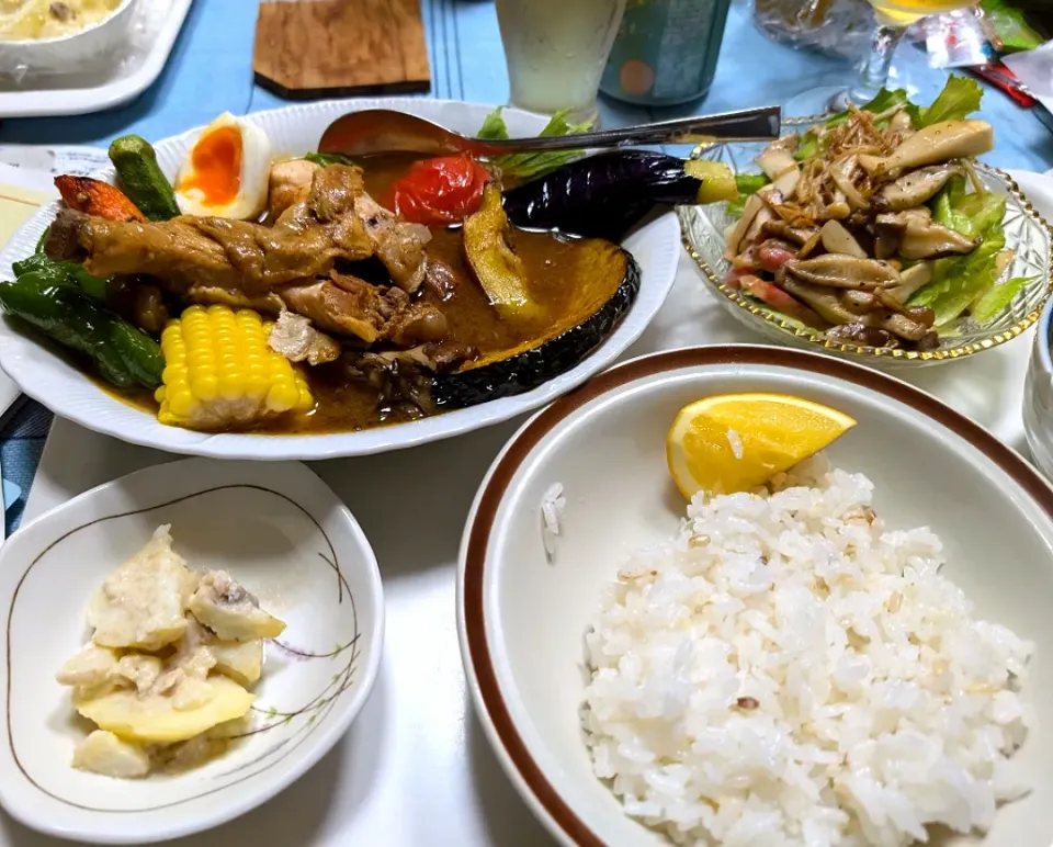 Snapdishの料理写真:8/31（土）夕食。
スープカレー。きのこのサラダ。|へいちゃんさん