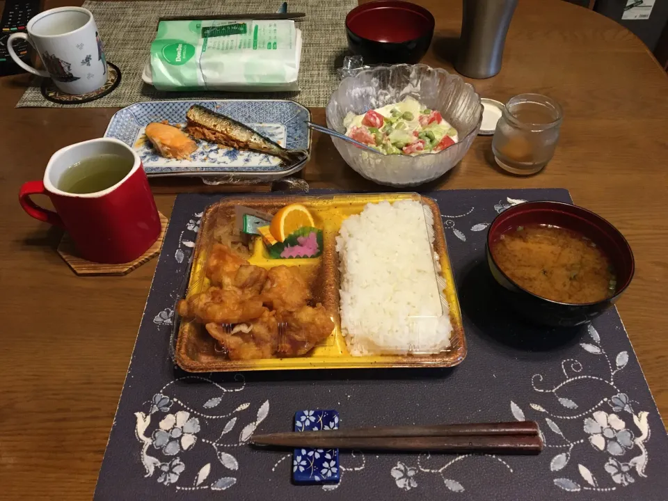 から揚げ弁当、真いわしの明太子焼き、銀鮭塩焼、コブサラダ、沢庵、熱い日本茶(昼飯、どんどん弁当)|enarinさん