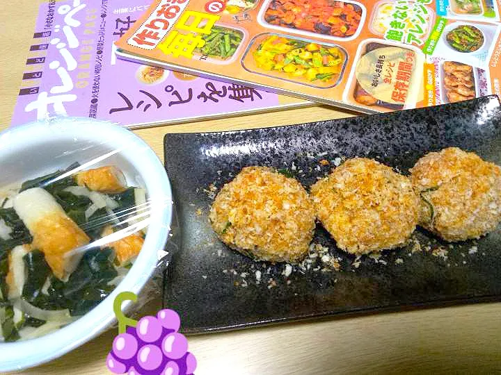 今日のお昼。
ほぼ冷蔵庫の整理。
ポテサラのあげないコロッケ。中に良く焼いた目玉焼き崩して入れました。
料理研究家？馬場さんのレシピ参考。
竹輪とわかめと玉葱の酢の物。
ザル蕎麦。1人分。|りささん